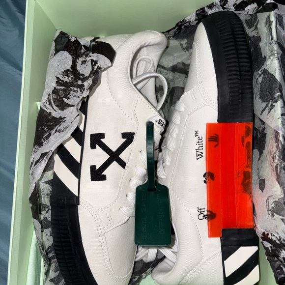 Off-White Black and White Arrow Sneakers - Picture 1 of 1